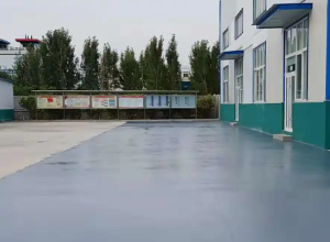 淄博彩色路面喷涂翻新的材料对冬季